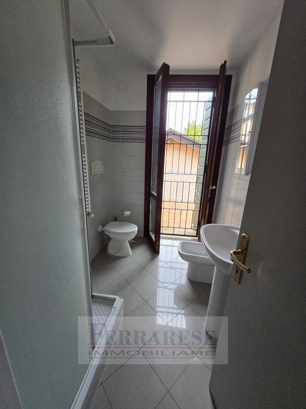 Stiamo cercando 5 persone (preferibilmente studenti) interessati a condividere un APPARTAMENTO co...