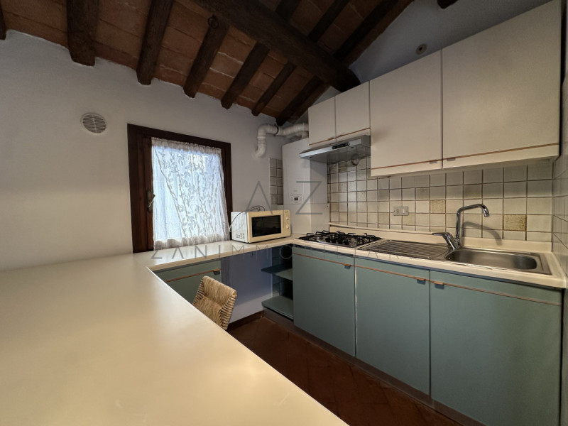 Proponiamo in affitto un grazioso appartamento monolocale di circa 35 mq, con camera matrimoniale...