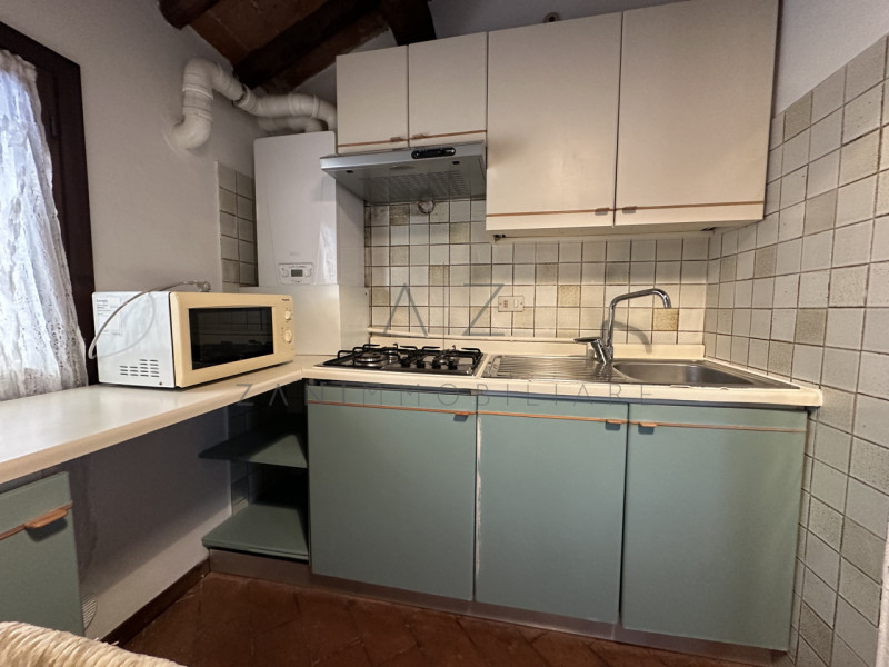 Proponiamo in affitto un grazioso appartamento monolocale di circa 35 mq, con camera matrimoniale...