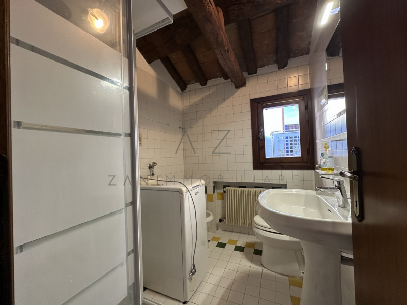 Proponiamo in affitto un grazioso appartamento monolocale di circa 35 mq, con camera matrimoniale...