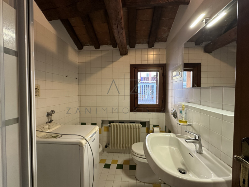 Proponiamo in affitto un grazioso appartamento monolocale di circa 35 mq, con camera matrimoniale...