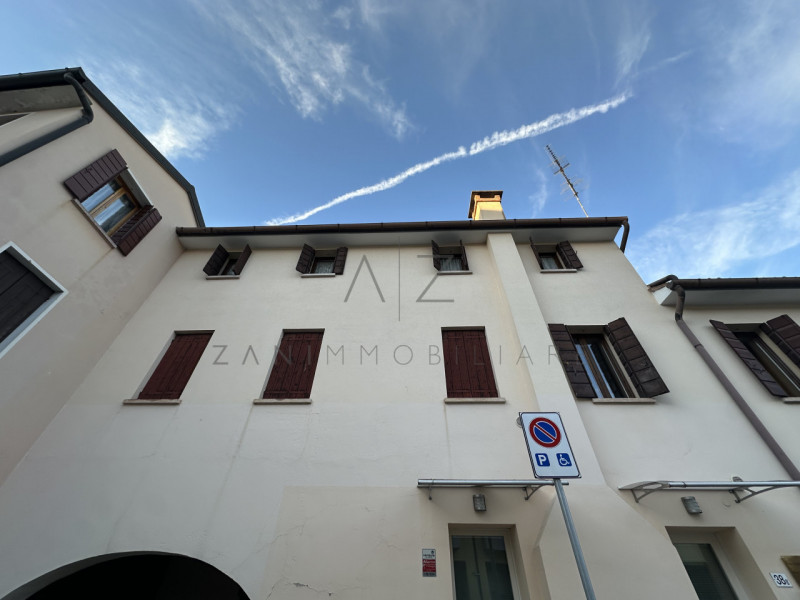 Proponiamo in affitto un grazioso appartamento monolocale di circa 35 mq, con camera matrimoniale...