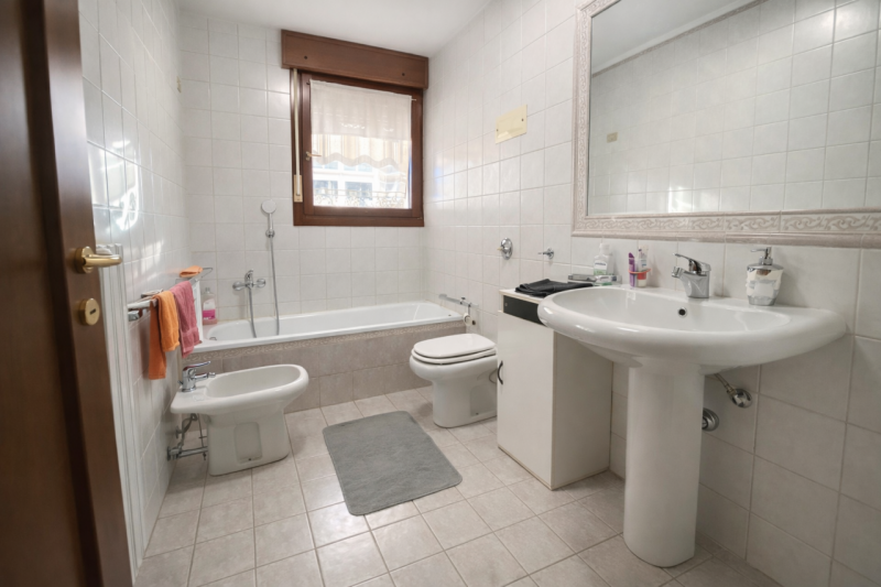 Scopri questo splendido appartamento duplex situato nel cuore di Campodarsego, una delle zone più...