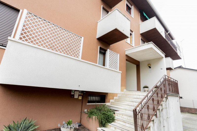 In una delle zone più richieste dell’Arcella, a pochi passi dai quartieri San Carlo e San Bellino...