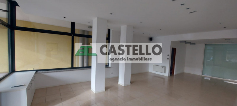 Vigodarzere centro, in zona di passaggio proponiamo negozio con 3 vetrine di circa 65mq + 30mq di...