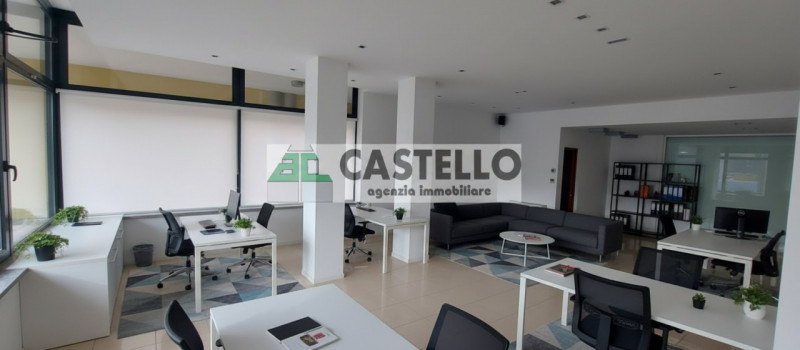 Vigodarzere centro, in zona di passaggio proponiamo negozio con 3 vetrine di circa 65mq + 30mq di...