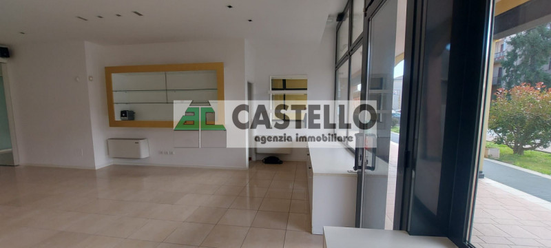 Vigodarzere centro, in zona di passaggio proponiamo negozio con 3 vetrine di circa 65mq + 30mq di...