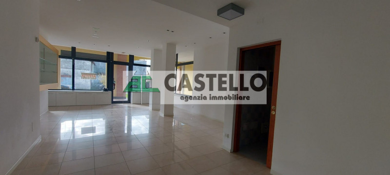 Vigodarzere centro, in zona di passaggio proponiamo negozio con 3 vetrine di circa 65mq + 30mq di...