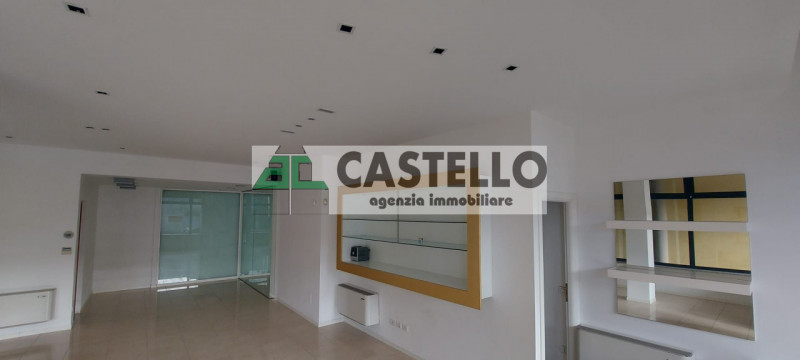 Vigodarzere centro, in zona di passaggio proponiamo negozio con 3 vetrine di circa 65mq + 30mq di...