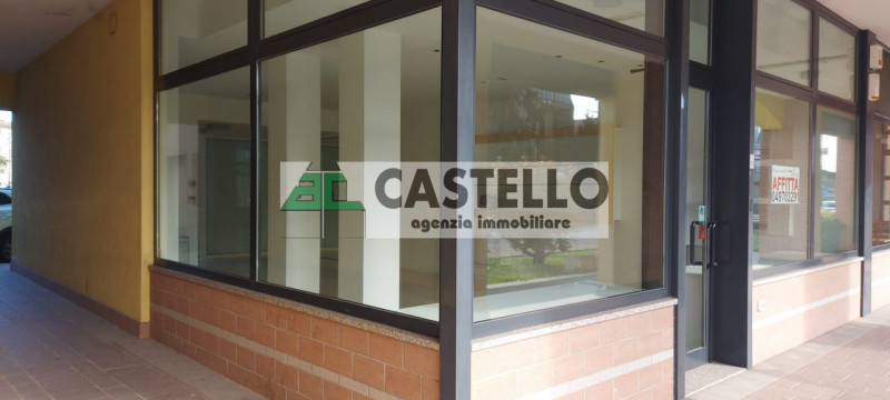 Vigodarzere centro, in zona di passaggio proponiamo negozio con 3 vetrine di circa 65mq + 30mq di...