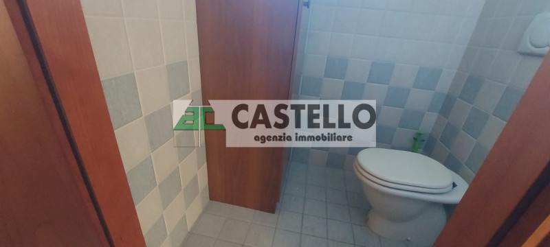 Vigodarzere centro, in zona di passaggio proponiamo negozio con 3 vetrine di circa 65mq + 30mq di...