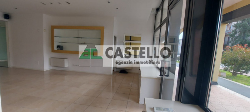 Vigodarzere centro, in zona di passaggio proponiamo negozio con 3 vetrine di circa 65mq + 30mq di...