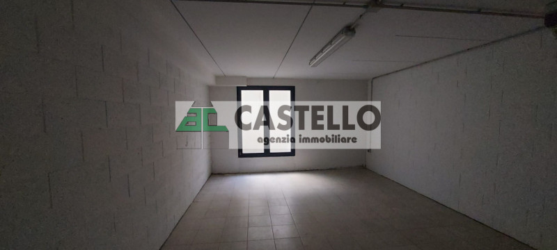 Vigodarzere centro, in zona di passaggio proponiamo negozio con 3 vetrine di circa 65mq + 30mq di...