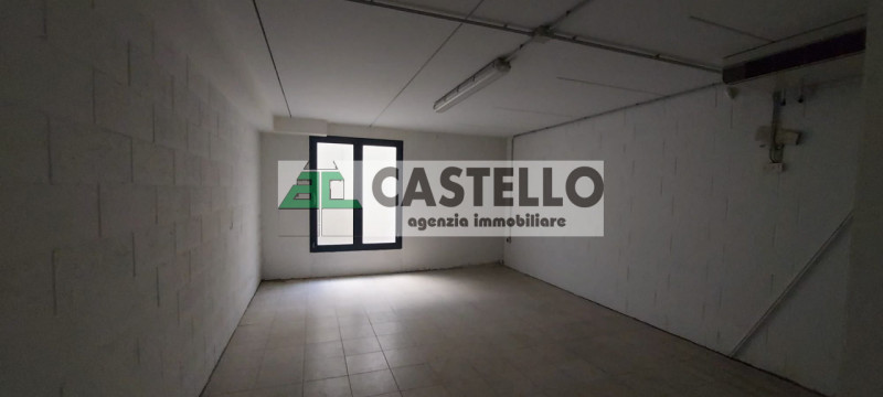 Vigodarzere centro, in zona di passaggio proponiamo negozio con 3 vetrine di circa 65mq + 30mq di...