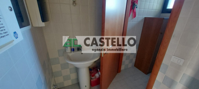 Vigodarzere centro, in zona di passaggio proponiamo negozio con 3 vetrine di circa 65mq + 30mq di...