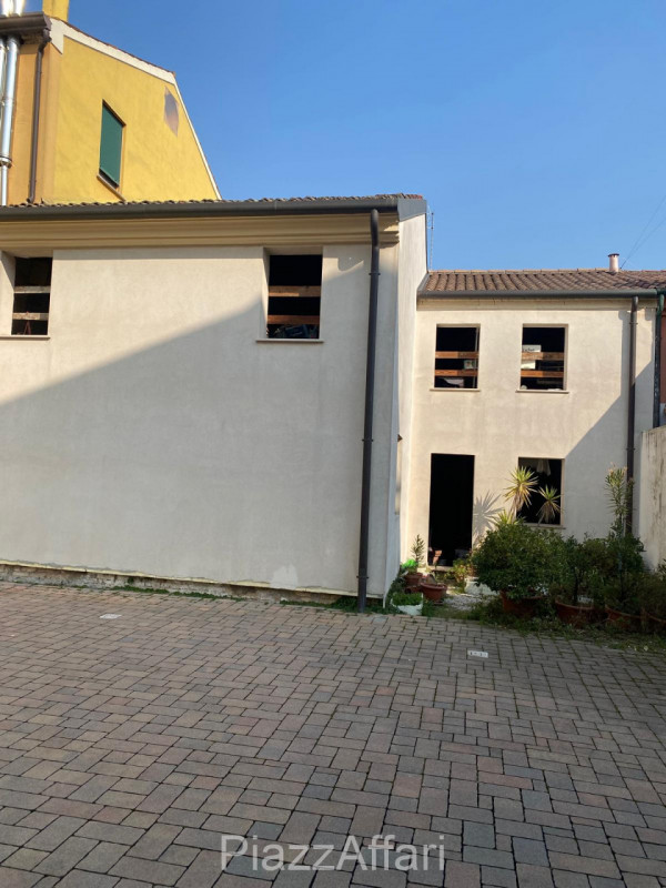 In pieno centro storico a Piove di Sacco, proponiamo in vendita una “CHICCA” e più precisamente u...
