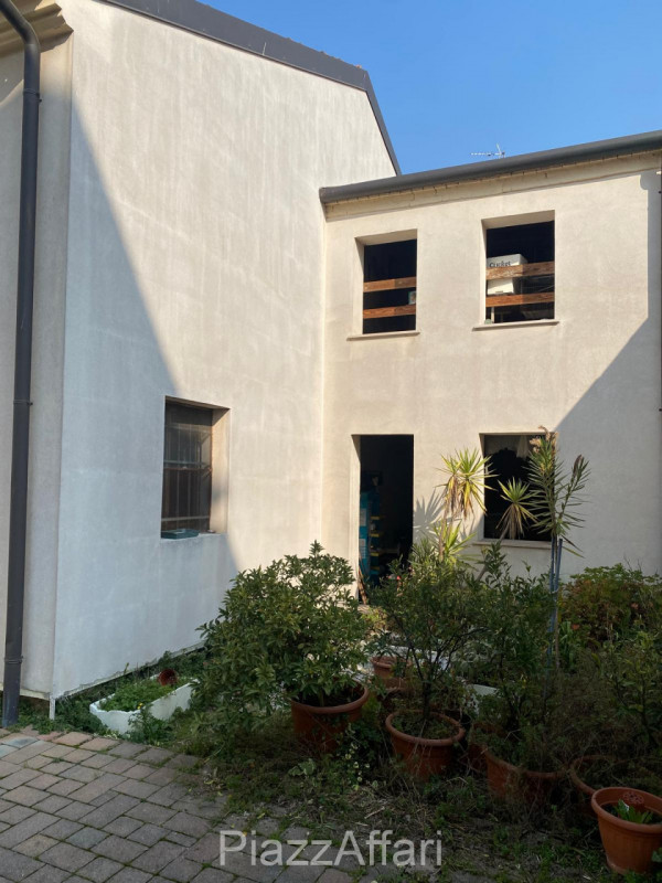 In pieno centro storico a Piove di Sacco, proponiamo in vendita una “CHICCA” e più precisamente u...