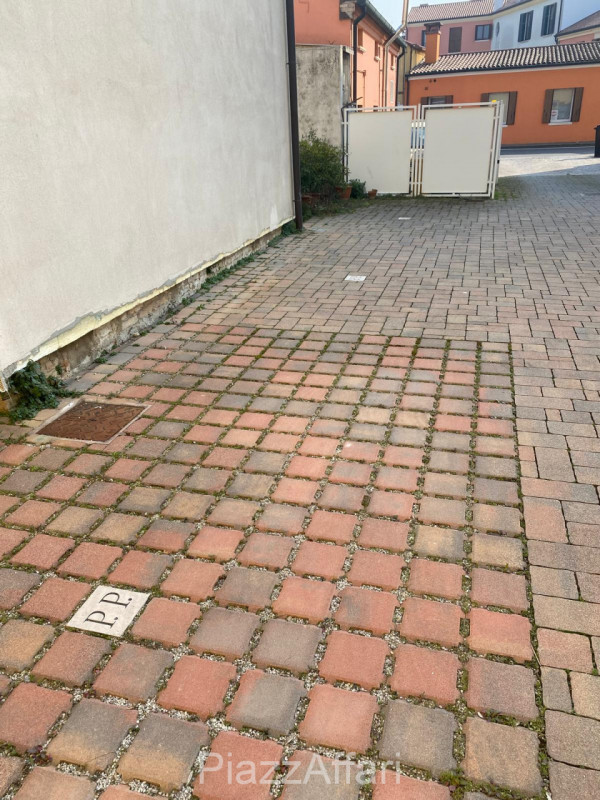In pieno centro storico a Piove di Sacco, proponiamo in vendita una “CHICCA” e più precisamente u...