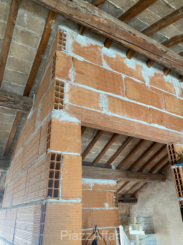 In pieno centro storico a Piove di Sacco, proponiamo in vendita una “CHICCA” e più precisamente u...