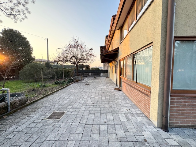 VILLA DEL CONTE (PD) Zona Abbazia Pisani porzione di Bifamiliare, 2 piani fuori terra, in zona tr...