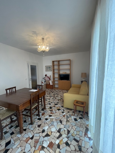 Padova zona S.Osvaldo affittasi in zona centrale grazioso trilocale parzialmente ristrutturato.
A...