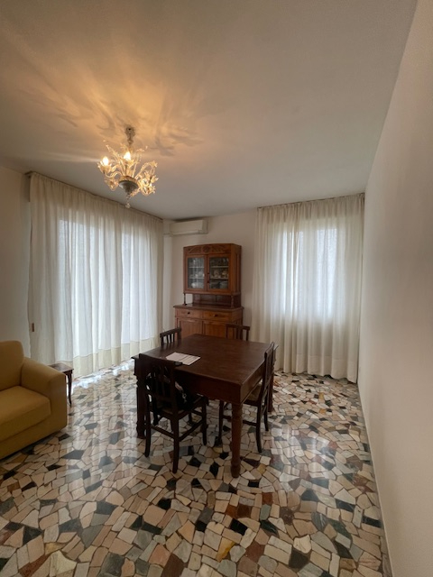 Padova zona S.Osvaldo affittasi in zona centrale grazioso trilocale parzialmente ristrutturato.
A...