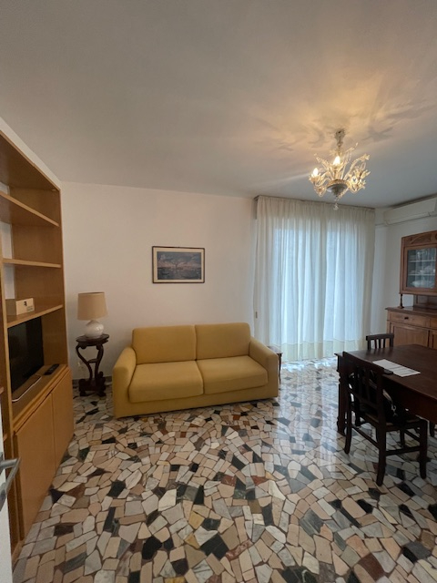 Padova zona S.Osvaldo affittasi in zona centrale grazioso trilocale parzialmente ristrutturato.
A...