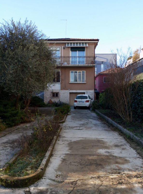 TRICAMERE PIU' STUDIO CON GARAGE E AREA SCOPERTA ESCLUSIVA IN CONTESTO BIFAMILIARE A VICENZA - ZO...