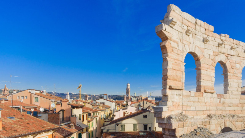 Nel suggestivo scenario del centro storico di Verona, a pochi passi dall’Arena e dalle principali...