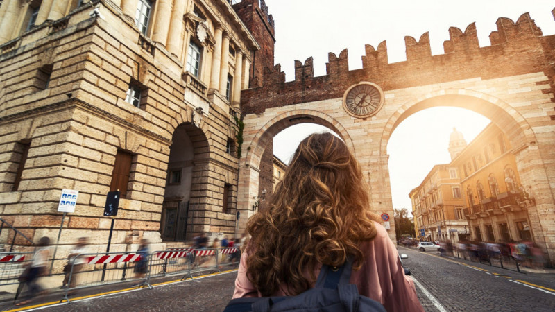 Nel suggestivo scenario del centro storico di Verona, a pochi passi dall’Arena e dalle principali...