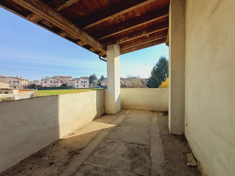 Nel pieno centro di Dueville, a pochi passi da tutti i principali servizi e con la piazza del pae...