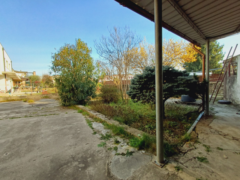Nel pieno centro di Dueville, a pochi passi da tutti i principali servizi e con la piazza del pae...