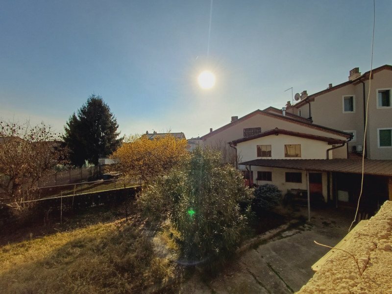 Nel pieno centro di Dueville, a pochi passi da tutti i principali servizi e con la piazza del pae...