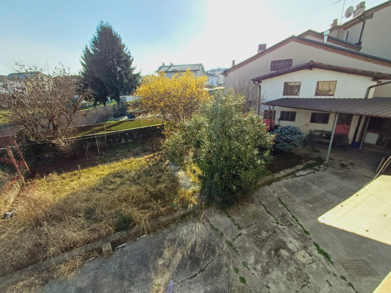 Nel pieno centro di Dueville, a pochi passi da tutti i principali servizi e con la piazza del pae...