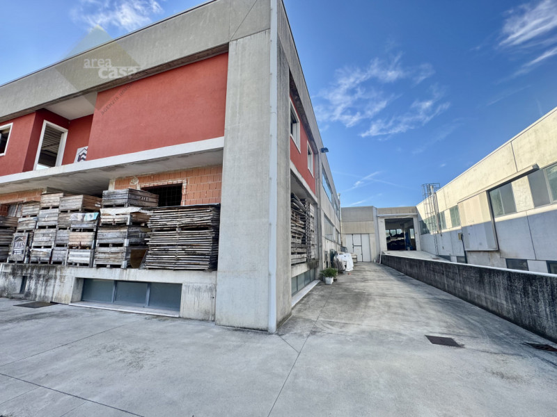 Capannone artigianale disposto su due livelli produttivi. (piano terra H 4 Mt. e piano primo H 3,...