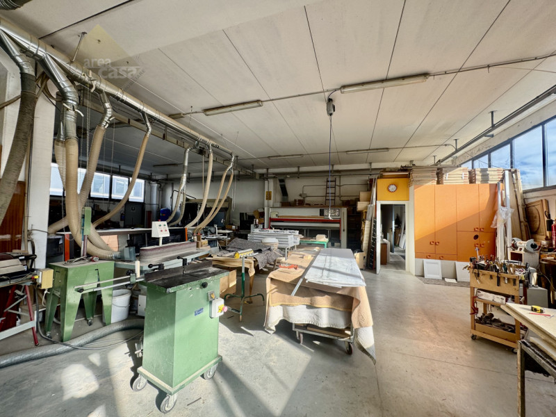 Capannone artigianale disposto su due livelli produttivi. (piano terra H 4 Mt. e piano primo H 3,...