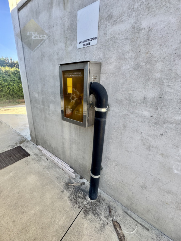 Capannone artigianale disposto su due livelli produttivi. (piano terra H 4 Mt. e piano primo H 3,...