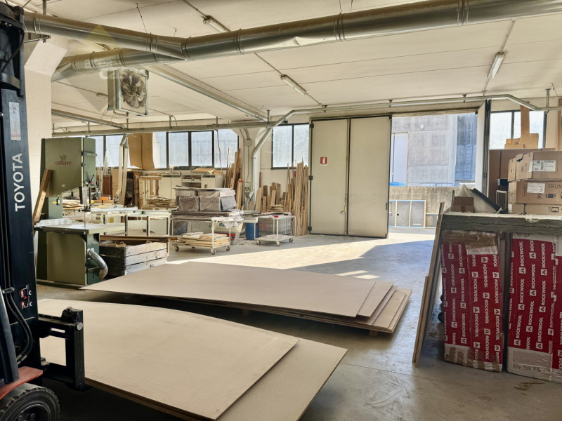 Capannone artigianale disposto su due livelli produttivi. (piano terra H 4 Mt. e piano primo H 3,...