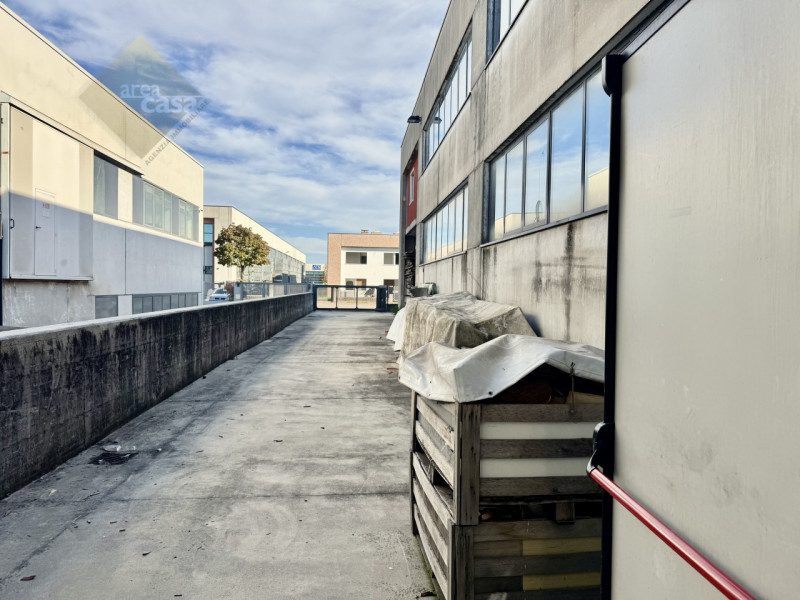 Capannone artigianale disposto su due livelli produttivi. (piano terra H 4 Mt. e piano primo H 3,...