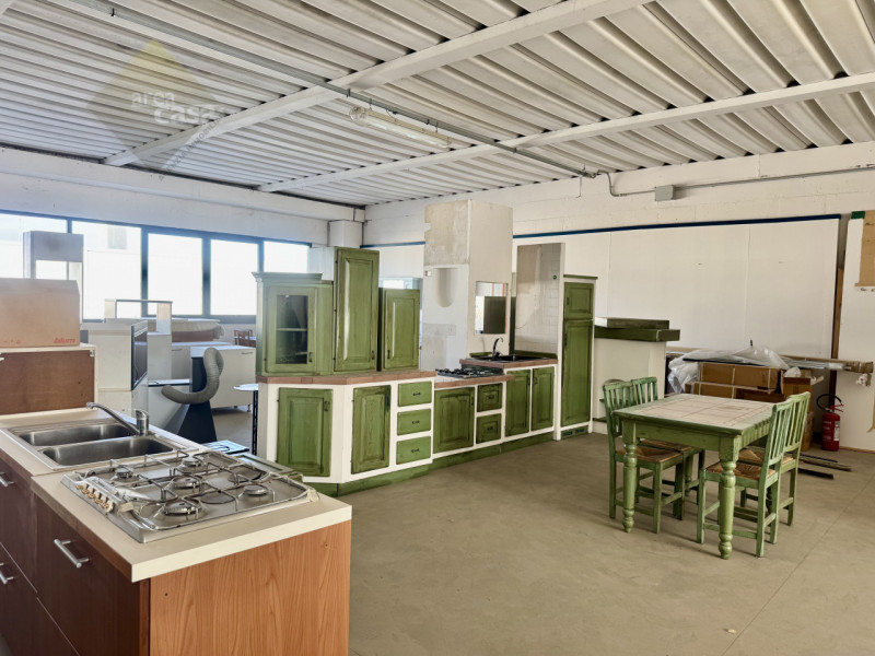 Capannone artigianale disposto su due livelli produttivi. (piano terra H 4 Mt. e piano primo H 3,...