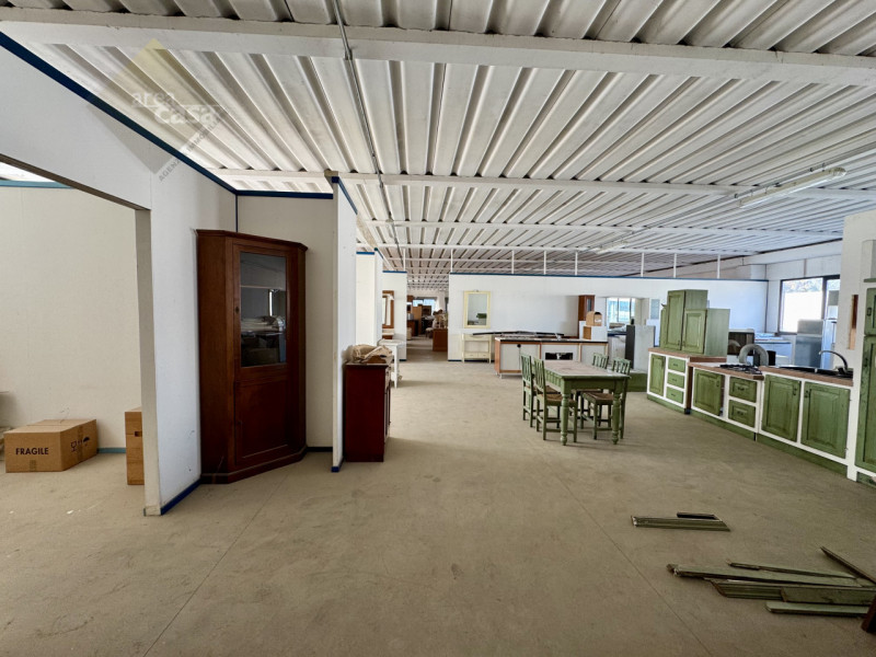 Capannone artigianale disposto su due livelli produttivi. (piano terra H 4 Mt. e piano primo H 3,...