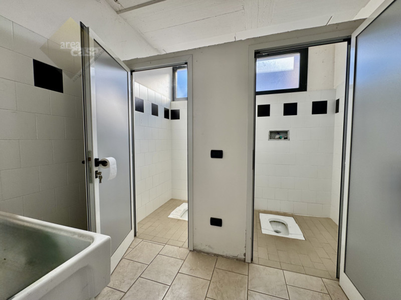 Capannone artigianale disposto su due livelli produttivi. (piano terra H 4 Mt. e piano primo H 3,...