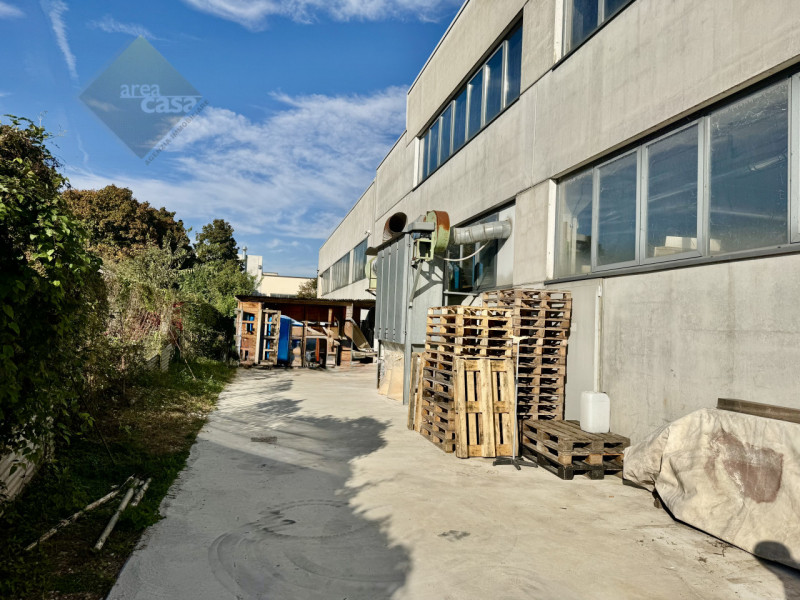 Capannone artigianale disposto su due livelli produttivi. (piano terra H 4 Mt. e piano primo H 3,...