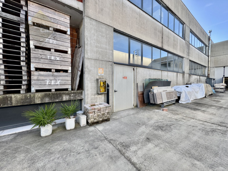 Capannone artigianale disposto su due livelli produttivi. (piano terra H 4 Mt. e piano primo H 3,...