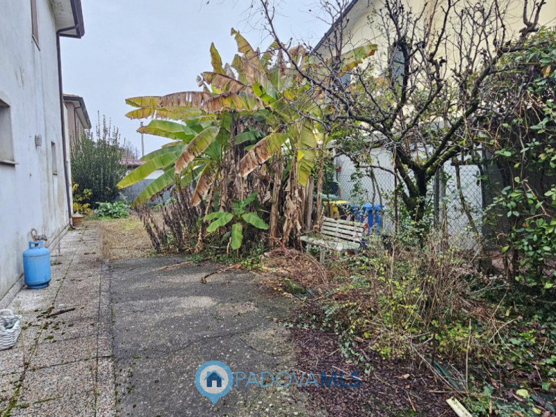 ABITAZIONE SINGOLA CON GIARDINO PRIVATO NEL CUORE DI VIGONZA CENTRO

Immobile in esclusiva al Gru...