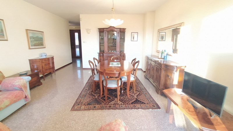 Nel tranquillo e servito quartiere Paltana, proponiamo una porzione di bifamiliare di oltre 280 m...