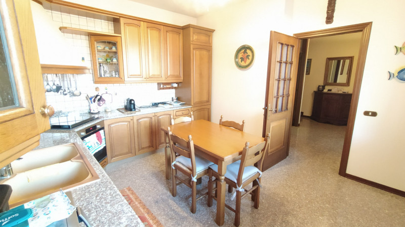 Nel tranquillo e servito quartiere Paltana, proponiamo una porzione di bifamiliare di oltre 280 m...