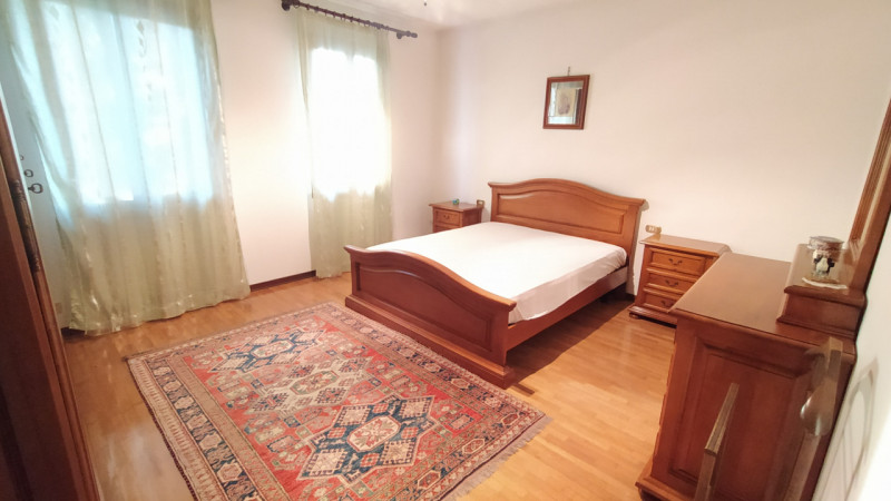 Nel tranquillo e servito quartiere Paltana, proponiamo una porzione di bifamiliare di oltre 280 m...