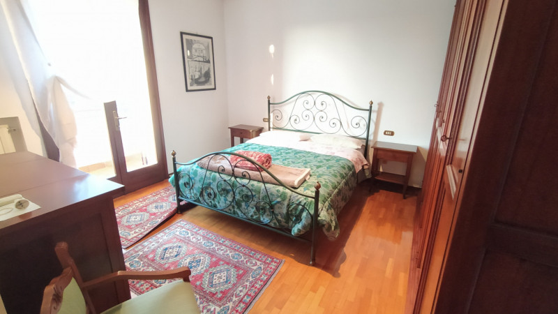 Nel tranquillo e servito quartiere Paltana, proponiamo una porzione di bifamiliare di oltre 280 m...