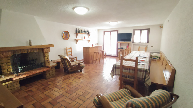 Nel tranquillo e servito quartiere Paltana, proponiamo una porzione di bifamiliare di oltre 280 m...